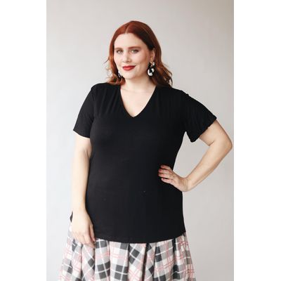 Blusa Podrinha Gola V Preta - Plus Size - DELPHINA