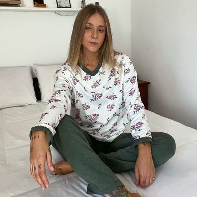 Pijama feminino de inverno, fechado (sem botões), manga e calça comprida. Em tecido flanelado (65% poliéster e 35% viscose). Na cor verde.