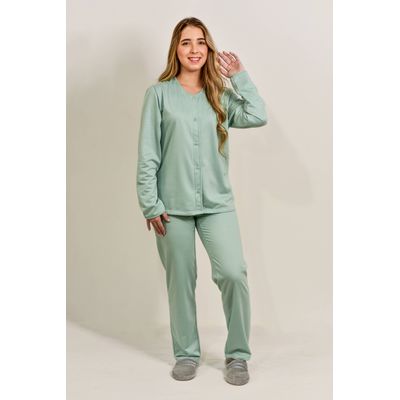 Pijama feminino de inverno, aberto (com botões), manga e calça comprida. Em tecido flanelado (65% poliéster e 35% viscose). Na cor verde clara.