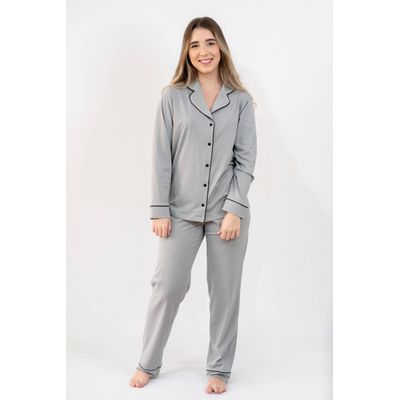 Pijama americano longo, com viés de cetim na cor preta, aberto (com botões), com gola. Tecido 97% algodão e 3% elastano. Na cor cinza.