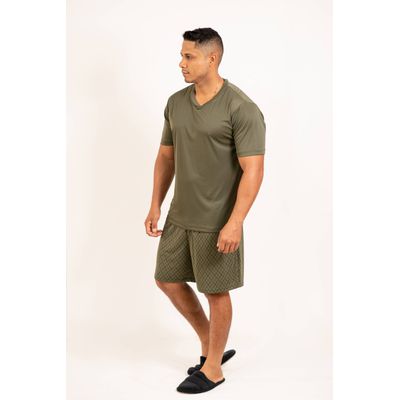 Pijama masculino curto, camiseta com gola V e shorts. Em tecido de liganete ( 100% poliamida). Na cor verde. 