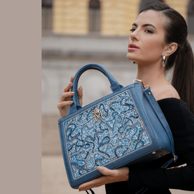 Bolsa em Couro Azul Denim com Bordado Azul Bruna - MONALOVERS
