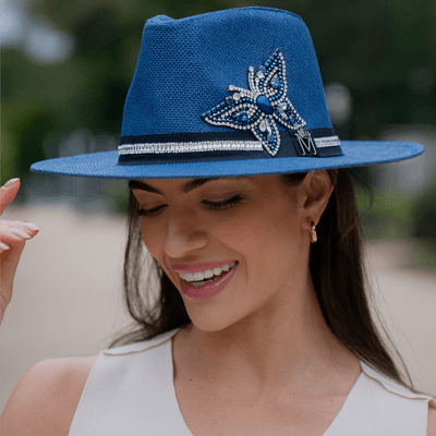 Chapéu Azul com broche de borboleta - MONALOVERS