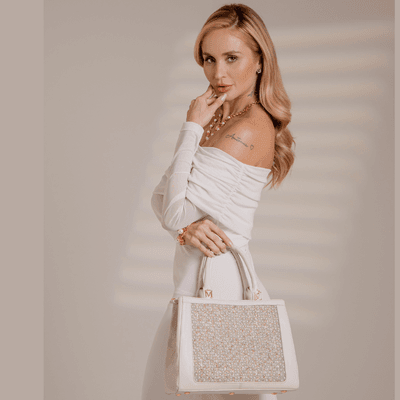 Bolsa em Couro Off White com Bordado de Pérola Bru... - MONALOVERS