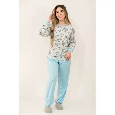Pijama feminino, fechado (sem botões), calça e manga comprida com punho. Em tecido PV, blusa e calça (65%poliester e 35%viscose). Na cor azul com estampa.