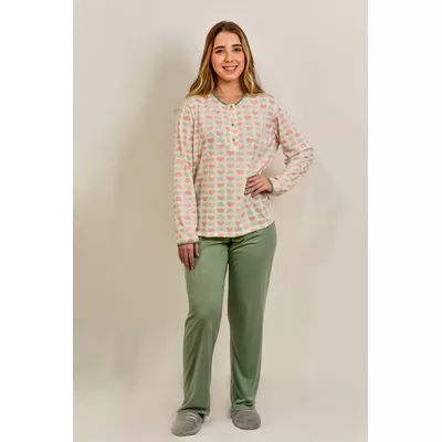Pijama de inverno, semiaberto (com botões), manga e calça comprida. Em tecido de PV (66% poliéster e 35% viscose). Estampado de coração nas cores salmão e verde.