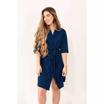Robe transpassado. Em tecido de liganete, 100% poliamida. Na cor azul marinho.