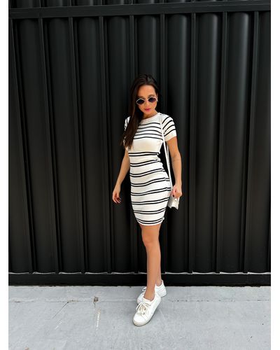 Vestido de listra sale com tenis