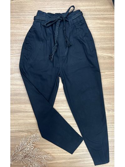 Calça Cenoura com Cinto Trançado Preta 