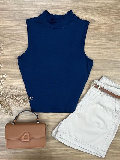 Blusa cavada com gola alta azul marinho 