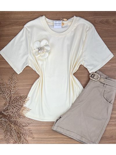 Blusa T-shirt com Broche Amarelo Manteiga