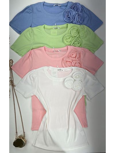 Blusa Canelada Com Aplicação de Flor Branca Manga Curta 