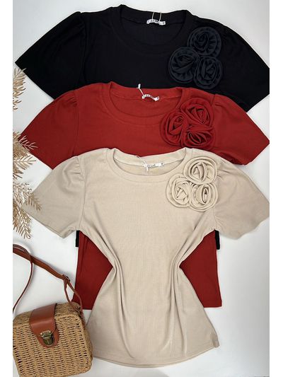 Blusa Canelada Com Aplicação de Flor Bege Manga Curta 
