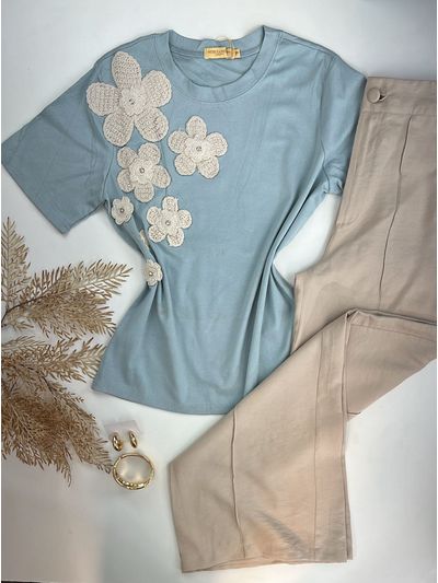 Blusa Com Aplicação de Flores Em Crochê Azul Bebê