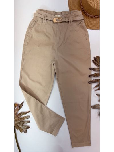 Calça Cenoura com Cinto Dourado Bege Clara