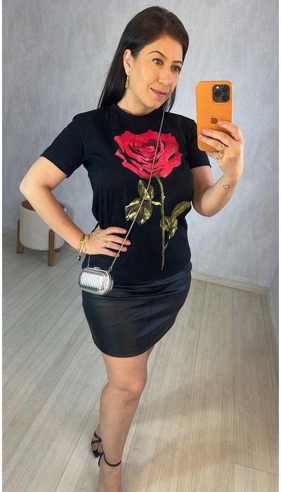 TSHIRT ESTAMPA DE ROSA - PRETA