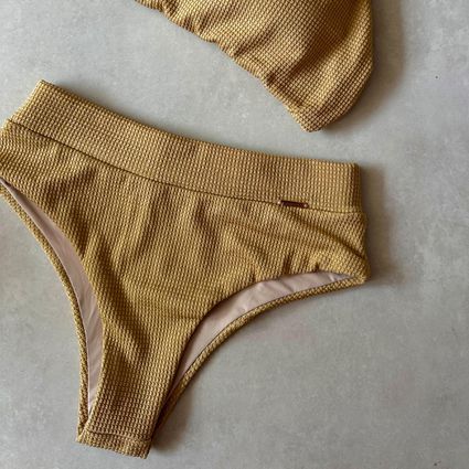 Calcinha biquíni hot pants textura dourado Trituê - TRITUÊ