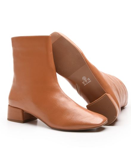 BOTA FEMININA CANO CURTO EM VERNIZ MOLHADO 159032-WHISKY - 159032-WHISKY - Zero Mania