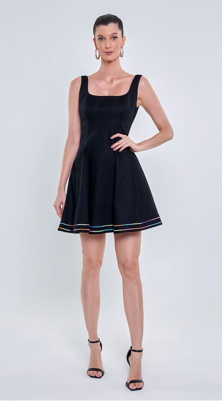 Vestido Curto C/ Recortes E Bordado 