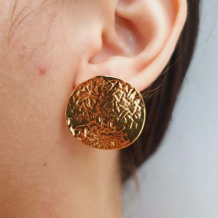 Brinco Folheado a Ouro 18K Disco Detalhado - Chérie Bijoux