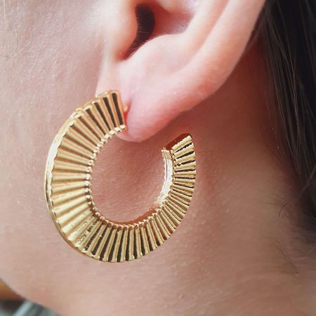 Argola Folheada a Ouro 18K Texturizada - Chérie Bijoux