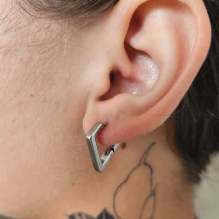 Argola Prata Triangular (Aço Inixidável) - Chérie Bijoux