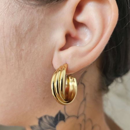 Argola Dourada Texturizada (Aço Inixidável) - Chérie Bijoux