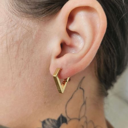 Argola Dourada Triangular (Aço Inixidável) - Chérie Bijoux