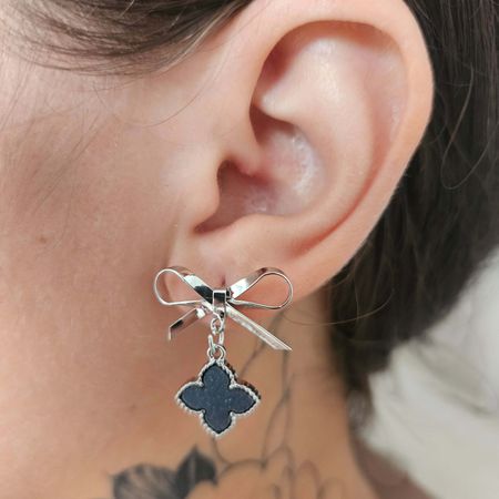 Brinco Trevo Prata Preto - Chérie Bijoux