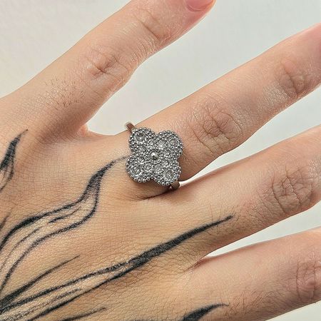 Anel Cravejado Em Zircônia Prata Trevo - Chérie Bijoux