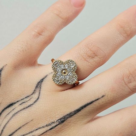 Anel Cravejado Em Zircônia Dourado Trevo - Chérie Bijoux