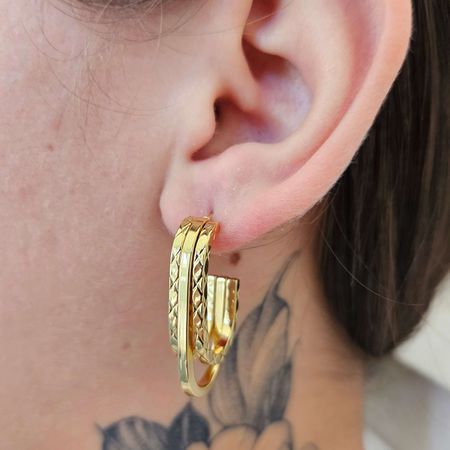 Argola Dourada Detalhada - Chérie Bijoux
