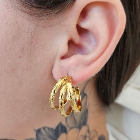 Argola Dourada Detalhada - Chérie Bijoux