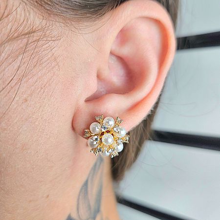 Brinco Com Zircônia Margarida Com Pérola Dourada - Chérie Bijoux