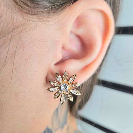 Brinco Com Zircônia Florzinha Dourada - Chérie Bijoux