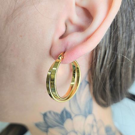 Argola Dourada Detalhada - Chérie Bijoux