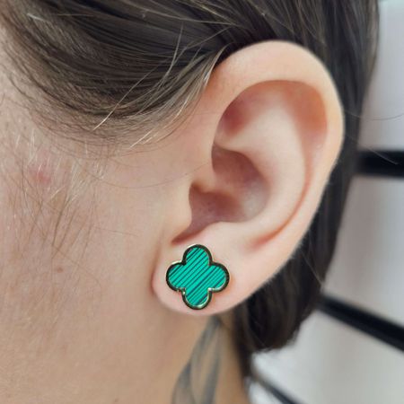 Brinco Dourado Trevo Verde - Chérie Bijoux