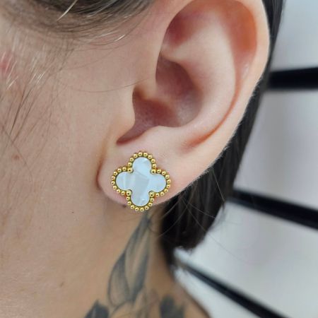 Brinco Dourado Trevo Branco - Chérie Bijoux