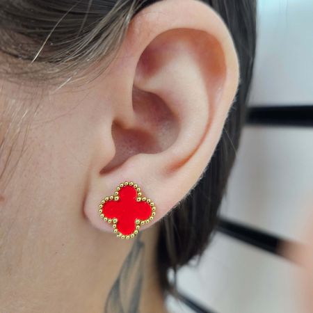 Brinco Dourado Trevo Vermelho - Chérie Bijoux