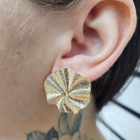 Brinco Folheado a Ouro 18K Detalhado - Chérie Bijoux