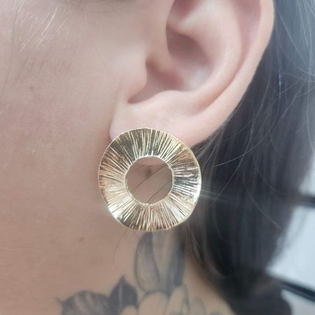 Brinco Folheado a Ouro 18K Aro Detalhado - Chérie Bijoux