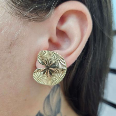 Brinco Folheado a Ouro 18K Detalhado - Chérie Bijoux