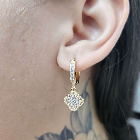 Mini Argola Com Zircônia Trevo Dourado - Chérie Bijoux