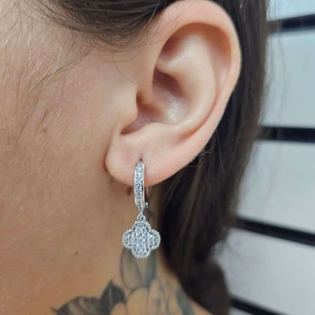 Mini Argola Com Zircônia Trevo Prata - Chérie Bijoux
