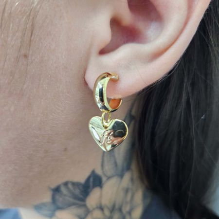 Mini Argola Folheada a Ouro 18K Coração Com Fé - Chérie Bijoux