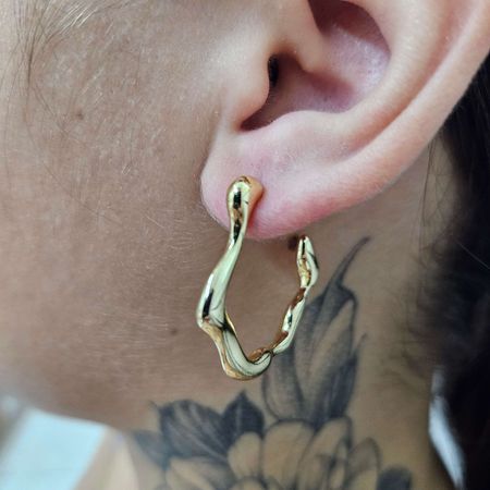 Argola Folheada a Ouro 18K Ondulada - Chérie Bijoux