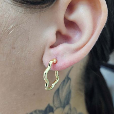 Mini Argola Folheada a Ouro 18K Ondulada - Chérie Bijoux