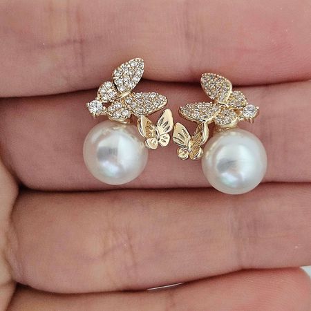 Brinco Com Zircônia Borboleta Com Pérola Dourada - Chérie Bijoux