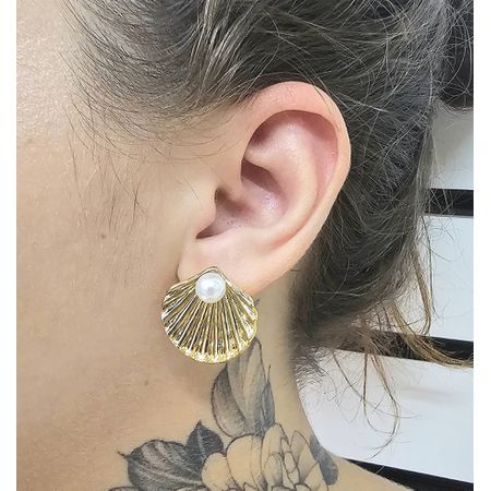 Brinco Folheado a Ouro 18K Concha Com Pérola - Chérie Bijoux