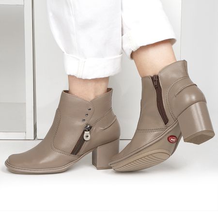 Bota Feminina New Pietra Salto Alto em Couro Fendi... - J.Gean